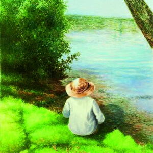 Una persona con un cappello di paglia e una camicia bianca è seduta su un prato in riva al mare. Alla sua sinistra si vede un cespuglio verde. Alla sua destra un tronco d'albero che sporge nell'immagine. La persona è seduta di spalle allo spettatore.