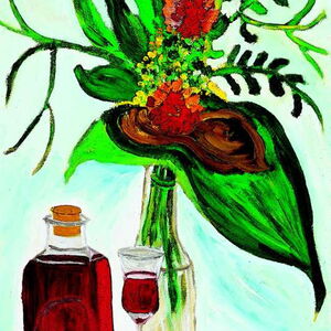Une nature morte, au premier plan on voit une bouteille bouchée remplie de vin rouge. À côté se trouve un verre à vin rempli de vin rouge. À l'arrière-plan, on aperçoit un bouquet de fleurs rouges et de feuilles vertes dans un vase en verre.