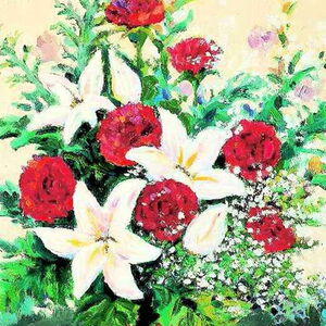 Un bouquet de fleurs composé d'iris et de roses rouges dans un panier avec des feuilles vertes entre les fleurs.