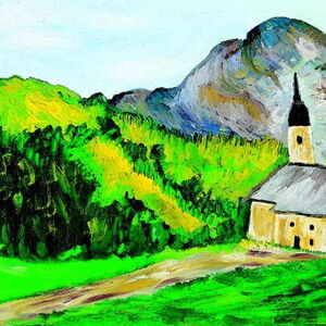 Une église de montagne se dresse devant un paysage montagneux en partie verdoyant. Un chemin mène à l'église de montagne entre les espaces verts de la montagne à l'arrière-plan et l'espace vert au premier plan.